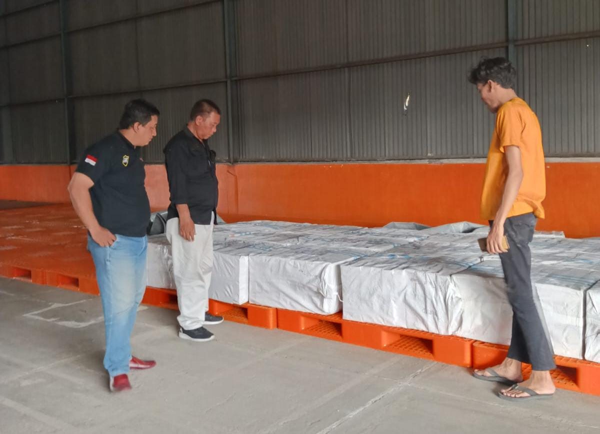 Awasi Langsung Kedatangan Logistik Pemilu, Widi Tegaskan Wajib Sesuai Standard